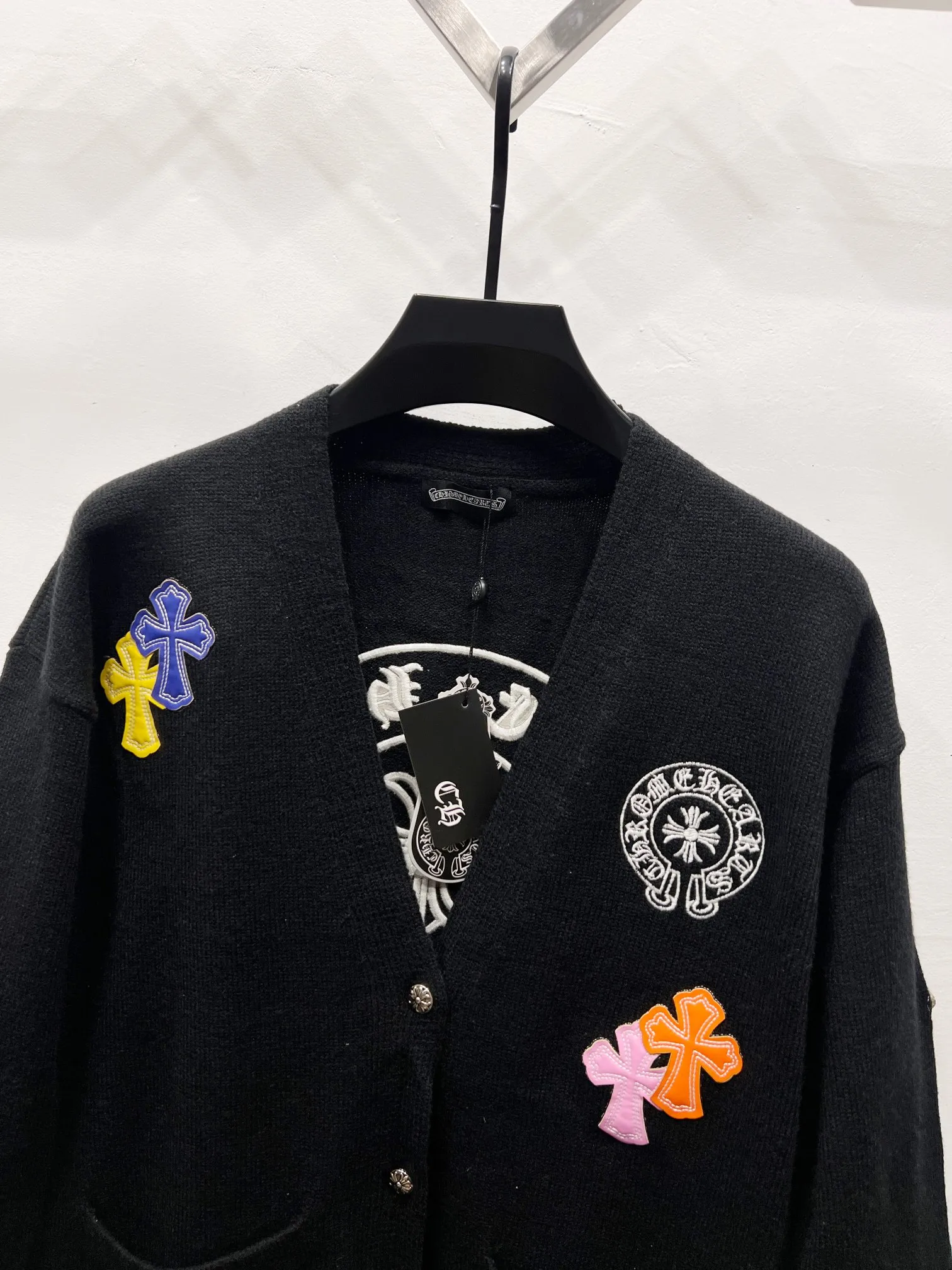 P250 model number: (Q031) -Chrome Hearts/Chrome Hearts colorful cross-veneer cardigan jacket sweater. High weight, high density and high quality. The wool is soft, delicate and skin-friendly. Soft and silky to the touch. Excellent warmth and skin-friendly properties. Custom-woven and dyed. No color difference. No matter the fabric or workmanship details, it is better than the ordinary version on the market. -The hardware zipper accessories are all customized and full of details. Crow autumn and winter super heavy embroidery ➕ positioning leather label long-sleeved knitted cardigan lazy outer wear mid-length sweater -Colour: black white Size: S M L